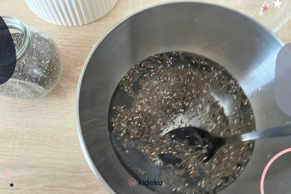 Chia semienka s vodou poriadne zamiešame